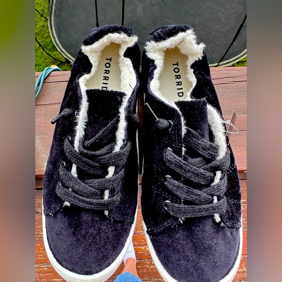 torrid Shoes - NWT TORRID 7W BLACK VELOUR WITH FUZZY INSIDE SNEAKERS